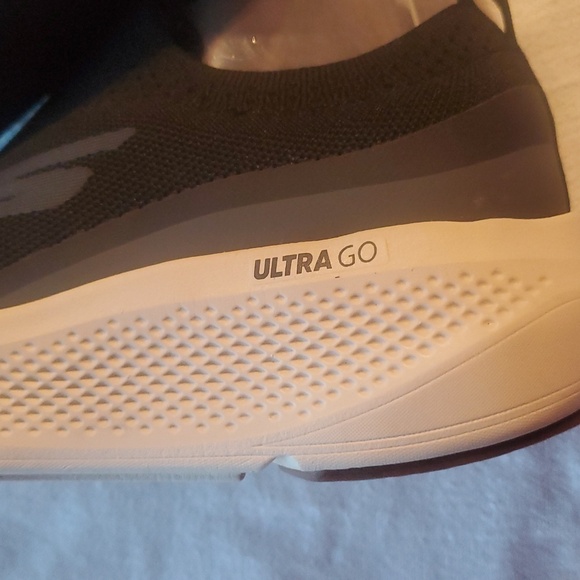Skechers Ultra GoRun Elevate Air Cooled Black and White Slip-On Sz 9.5 Shoes NWT - Picture 4 of 9